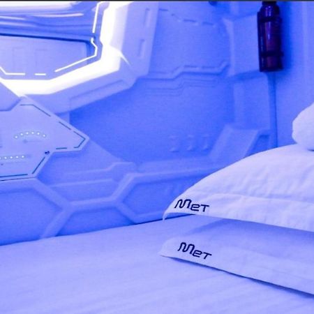 Met A Space Pod At Arab Street Singapur Exterior foto
