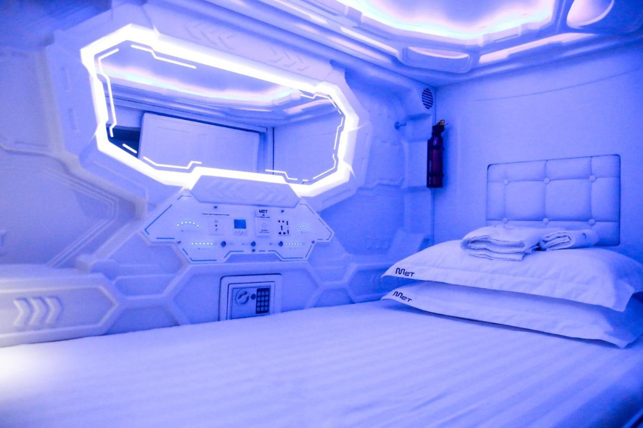 Met A Space Pod At Arab Street Singapur Exterior foto