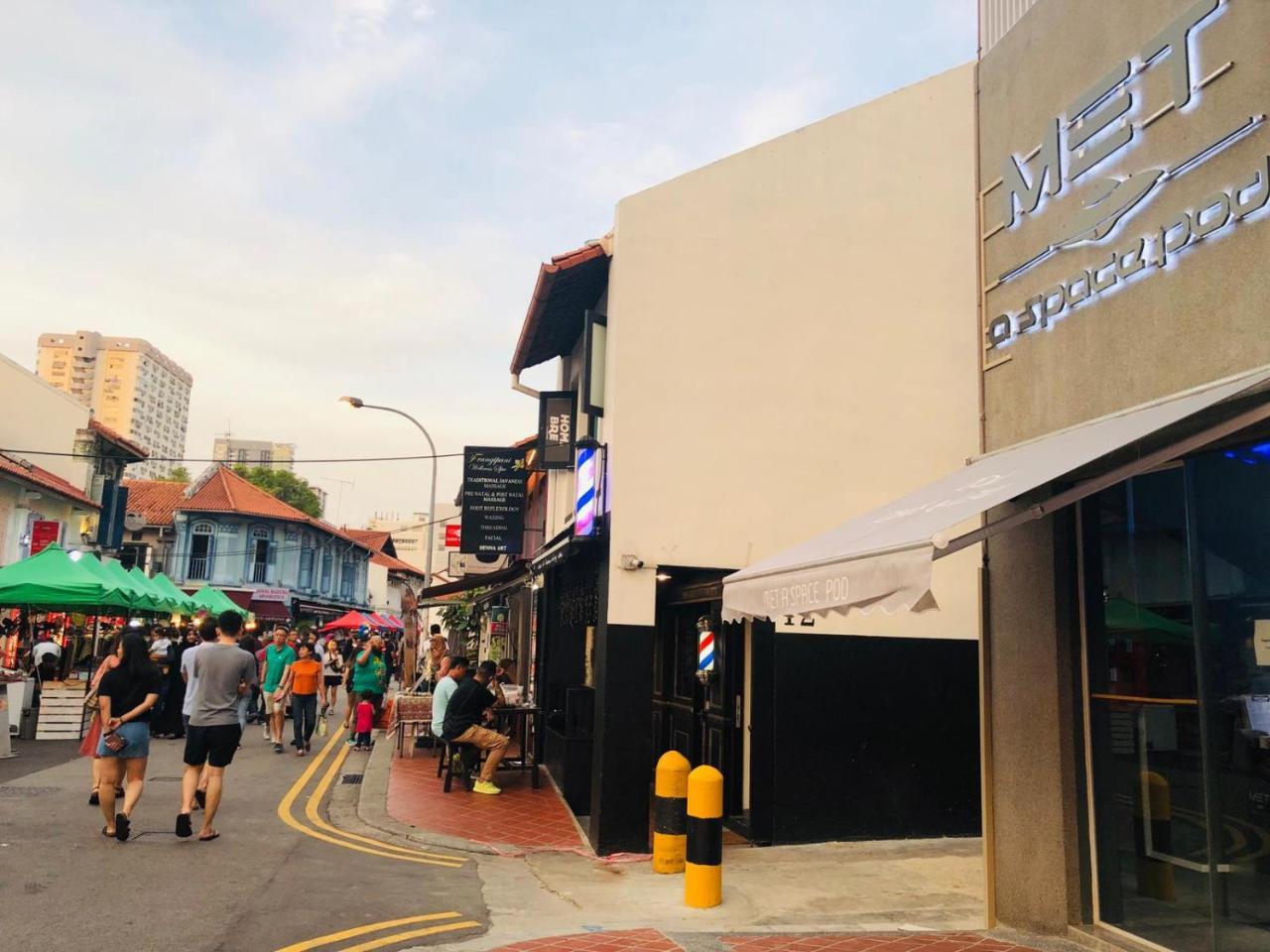 Met A Space Pod At Arab Street Singapur Exterior foto