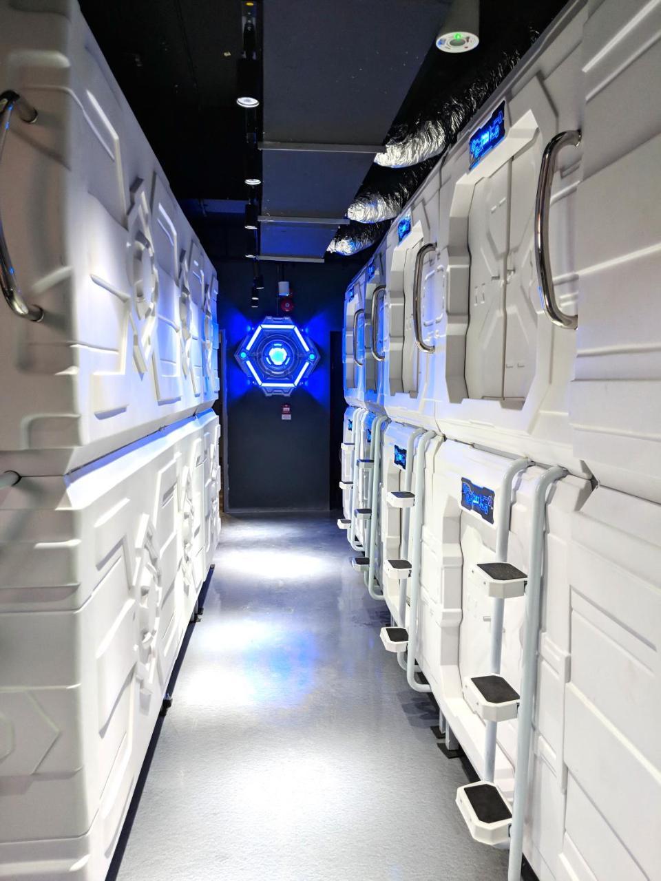 Met A Space Pod At Arab Street Singapur Exterior foto