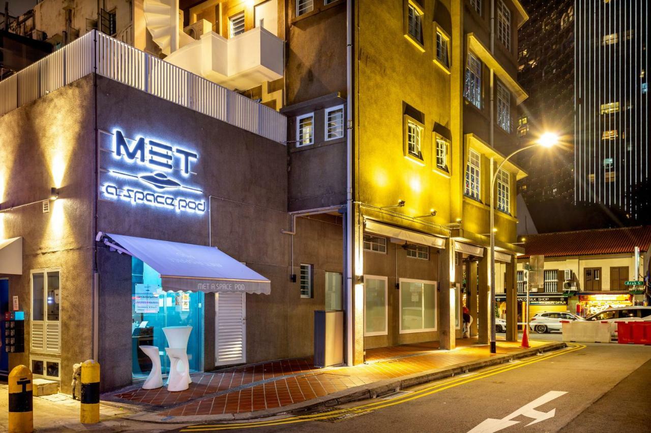 Met A Space Pod At Arab Street Singapur Exterior foto