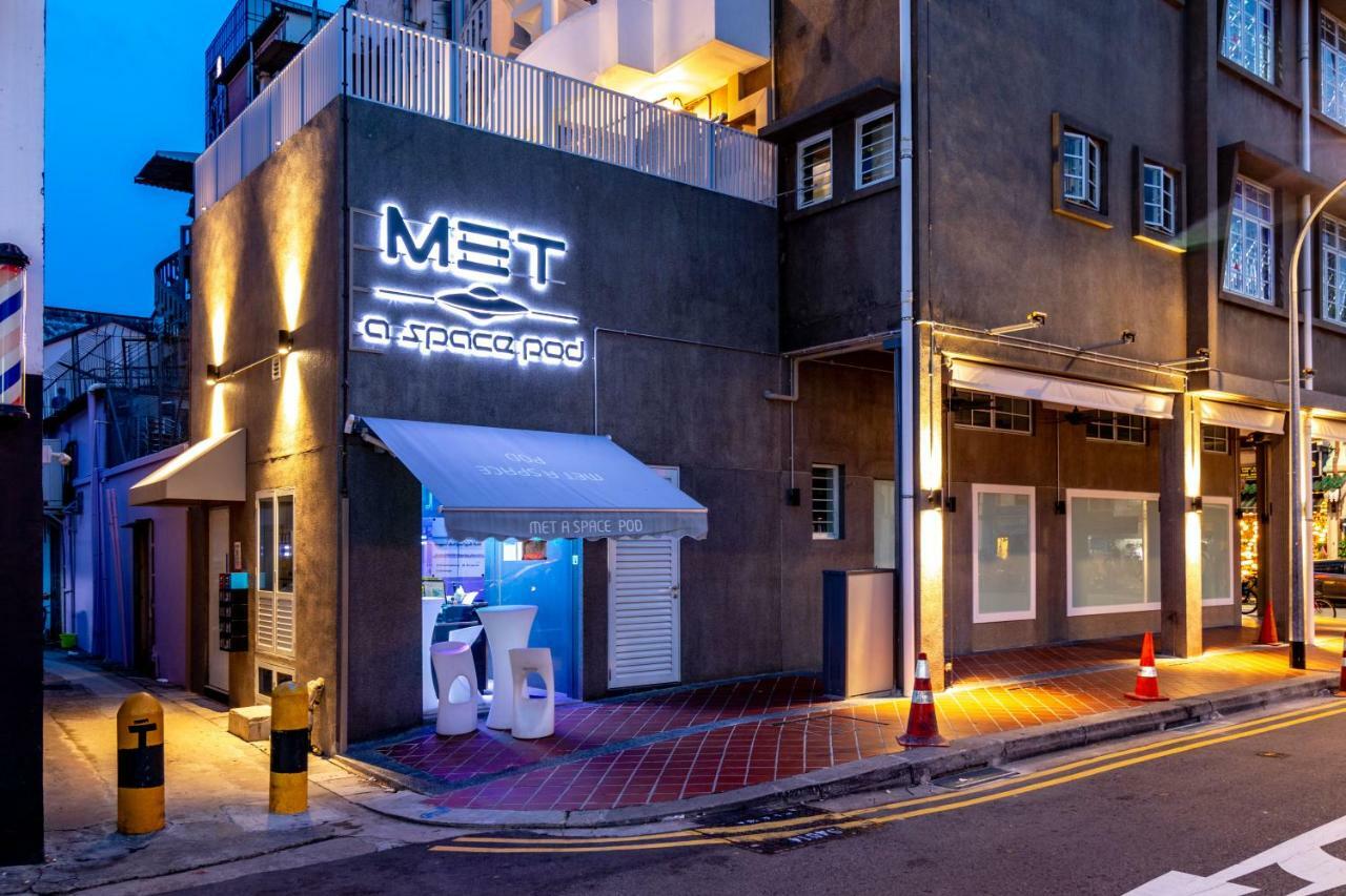 Met A Space Pod At Arab Street Singapur Exterior foto