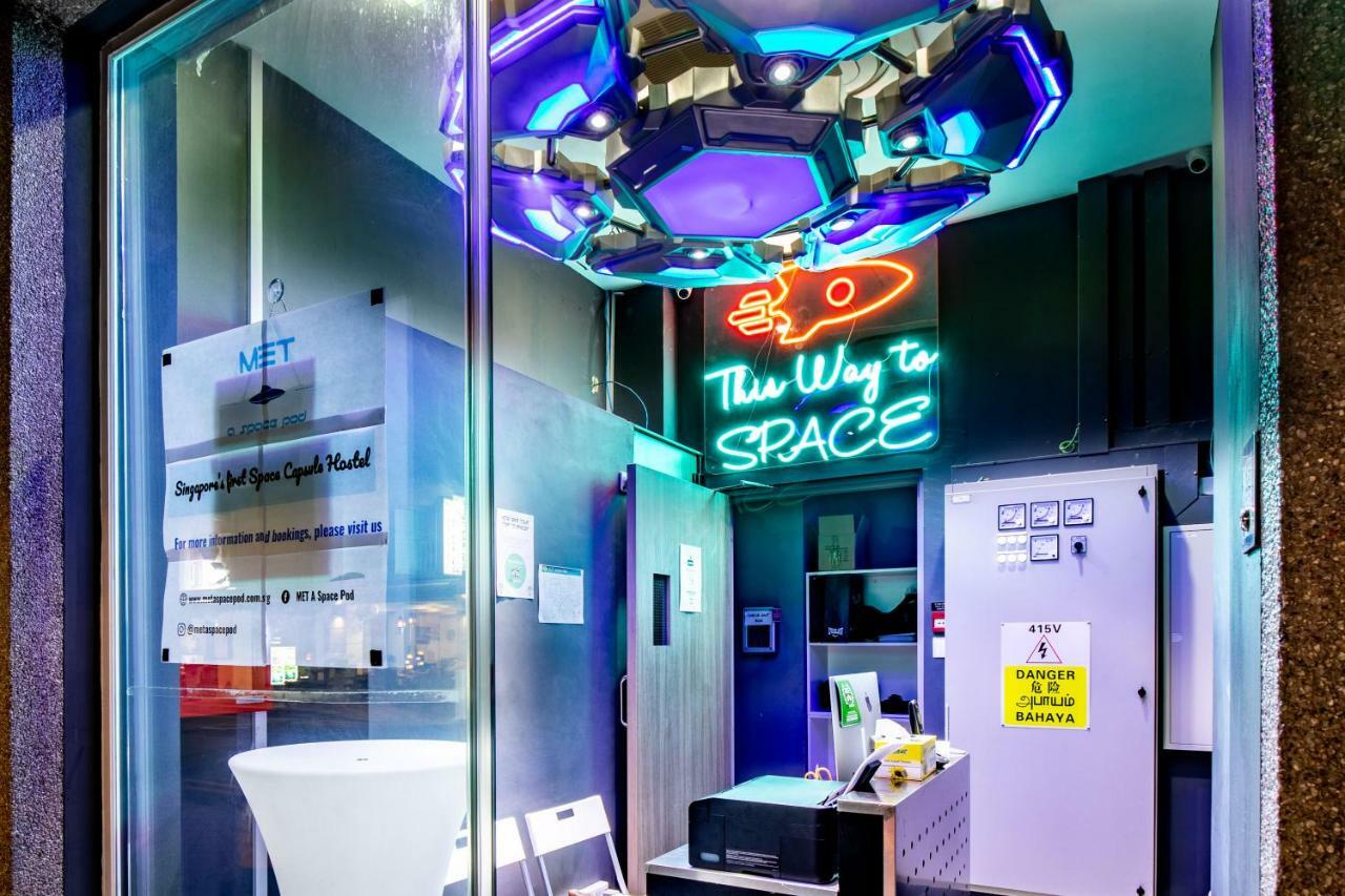 Met A Space Pod At Arab Street Singapur Exterior foto